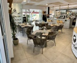 Dos Pins Grill & Restaurant- Paellas & tapas y Dos Pins Petit