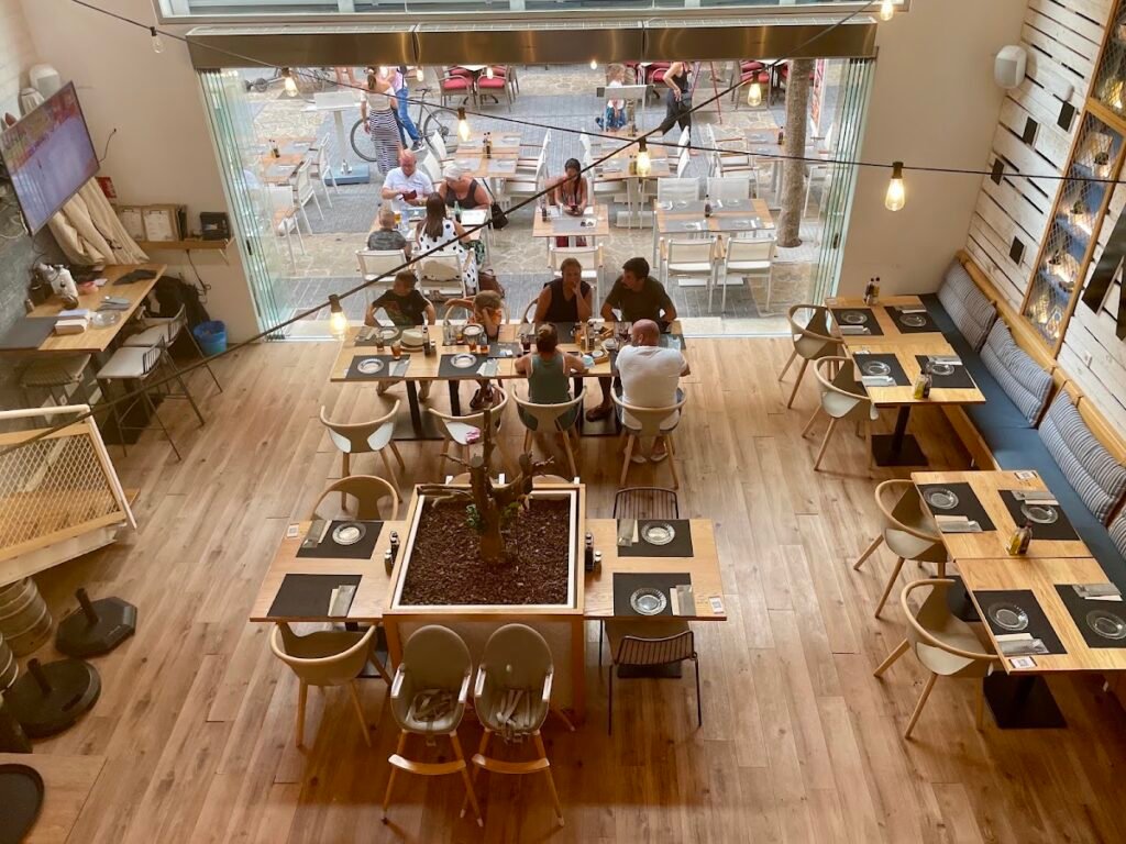 Moon Bar & Restaurant