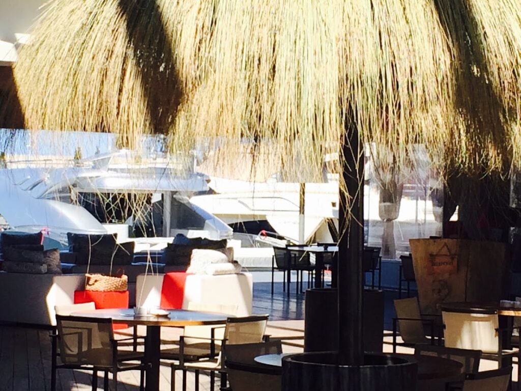 Restaurante Bruno Port Calanova – Amplia y soleada terraza sobre el mar ️
